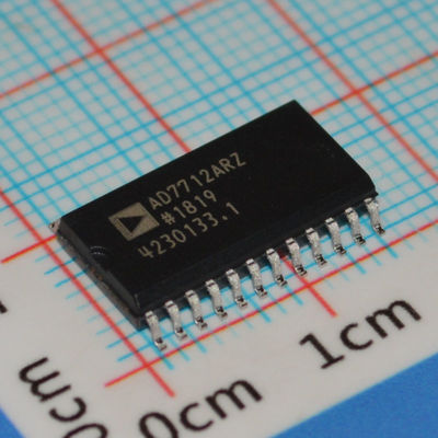 AD7712ARZ de 24 bits Σ-Δ ADC 500Hz Tasa de salida Bajo ruido 1.5μV Interfaz SPI ±5V Suministro de -40°C a 85°C Diseño de tecnología avanzada