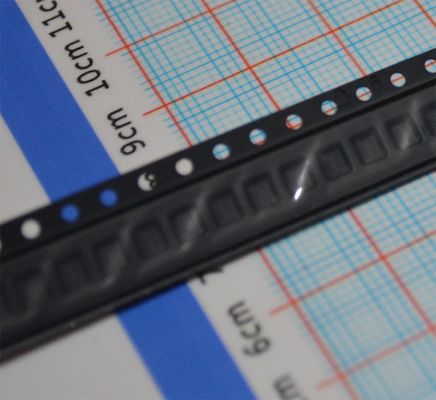 SIT8002AC-13-33E-50.00000T Oscilador MEMS de 50 MHz ±50ppm Estabilidad 1.8-3.3V Suministro 2.5mA Baja potencia LVPECL Salida -40°C a +85°C AEC-Q100 Calificado
