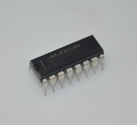 MAX3232CPE RS-232 Transceptor ±15kV Protección ESD 3.0-5.5V Amplio voltaje 1μA Baja potencia 250kbps Tasa de datos 2 controladores / 2 receptores paquete DIP-16 para comunicaciones industriales