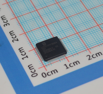 LPC2131FBD64/01,15 MCU ARM7 RISC de 32 bits, 64 KB Flash, 16 KB RAM, velocidad de 60 MHz, USB 2.0, 2x UART, 64-LQFP, -40°C a +85°C, grado industrial
