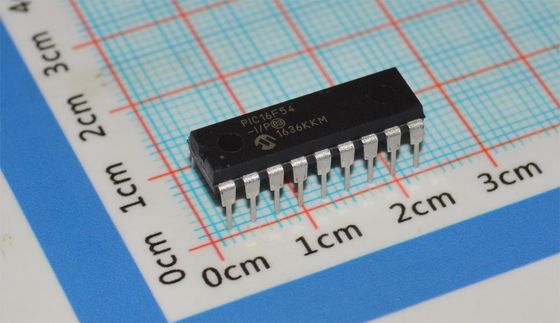 PIC16F54-I/P MCU RISC de 8 bits 20MHz 512x12 Flash 25B RAM 12 I/O DIP-18 2-5.5V -40°C~125°C Baja potencia <2mA