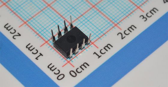 TLC549CP ADC de 8 bits 40ksps Reloj de 4MHz Suministro único 3-6V DIP-8 ±0.5LSB INL Baja potencia <15mW -40°C a +85°C