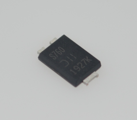PDS760-13 760W Alta Densidad de Potencia 12V/63A Salida 93% Eficiencia Pico PFC Activo Compacto Tamaño 1U Protección Completa (OVP/OCP/SCP) -40°C a +70°C Operación Ideal para Sistemas Industriales y de Telecomunicaciones