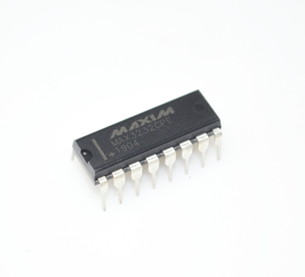 MAX3232CPE RS-232 Transceptor ±15kV Protección ESD 3.0-5.5V Amplio voltaje 1μA Baja potencia 250kbps Tasa de datos 2 controladores / 2 receptores paquete DIP-16 para comunicaciones industriales