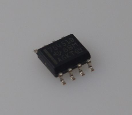 SN75451BDR IC de conductor periférico dual con 300mA Corriente de sumidero/fuente 4.5V-36V Rango de voltaje amplio TTL/CMOS Protección térmica compatible e inmunidad al ruido para el control del motor/relé
