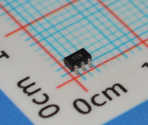 ADT6501SRJZP085RL7 Interruptor de temperatura de precisión 85°C Precisión ±0.5°C Alimentación de 2.7V-5.5V 6μA Ultra bajo consumo Salida de drenaje abierto Paquete SOT-23 para dispositivos IoT/Portátiles
