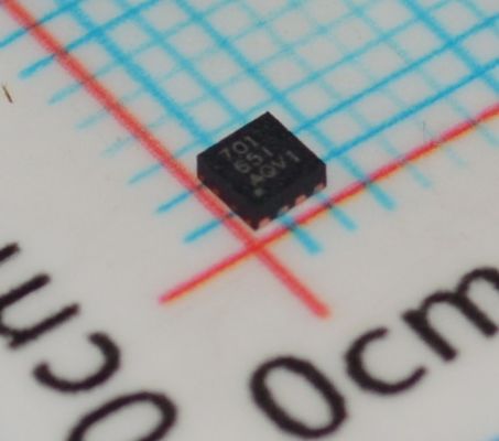 BQ294701DSGR - Protector de celdas de iones de litio con detección de sobre/bajo voltaje, 2 iones, corriente de 1µA, rango de 3.6V-10V, respuesta de 1ms, apagado térmico y paquete DSBGA