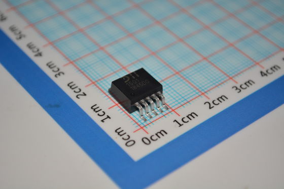 AP1501-K5G-13 Convertidor reductor de 5V/3A con entrada de 4.5-40V 90% de eficiencia Baja corriente de reposo Apagado térmico Frecuencia de 500kHz y paquete SOT-23
