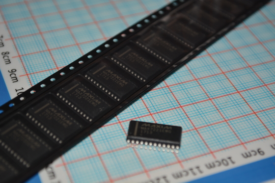 MAX7221EWG+T Controlador de pantalla LED de 8 dígitos con interfaz SPI, velocidad de datos serie de 10 MHz, funcionamiento de 2,7 V-5,5 V, control LED individual y paquete SOIC ancho de 24 pines