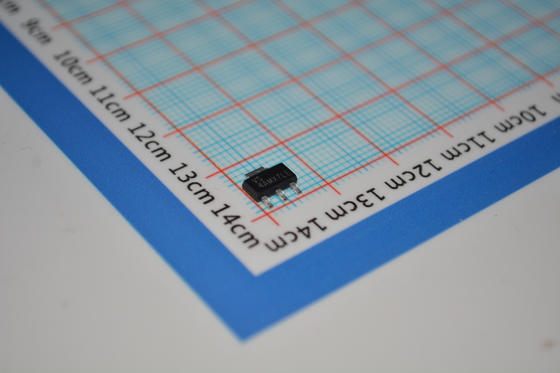 TLV1117LV25DCYR: LDO de salida fija de 2,5 V con 1 A de corriente, baja caída de tensión (1,1 V máx.), PSRR alto (65 dB), 1 % de precisión, estable con condensadores cerámicos, protección contra sobrecorriente/térmica en encapsulado SOT-223