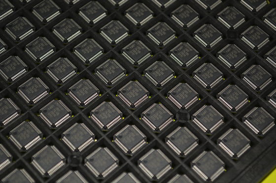 LPC1114FBD48/302 ARM Cortex-M0 MCU de 32 bits 50MHz CPU 32KB Flash 8KB SRAM de 12 bits ADC 42 GPIOs UART/SPI/I2C Baja potencia < 1μA sueño profundo