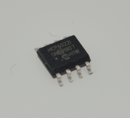 MCP6022-I/SN Amp de doble operación 2.7-5.5V Amp de amplio voltaje 10MHz Ancho de banda 7V/μs Tasa de deslizamiento 120dB CMRR I/O de tren a tren 0,9mA Baja potencia paquete SOIC-8 grado industrial