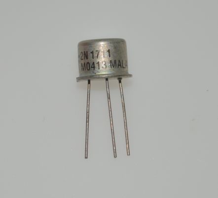 2N1711 NPN Transistor 50V/600mA 100MHz Frecuencia Baja Saturación Voltagem Alta Beta TO-39 Envase Metálico Rango de temperatura industrial Confiable Conmutación de propósito general Amplificación
