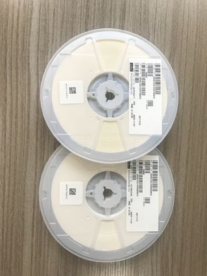 MLCC 0402 de 2.7pF, alta tensión 50V, C0G/NP0, alta estabilidad, alta Q, baja pérdida, libre de halógenos, embalaje en cinta y carrete para aplicaciones automotrices e industriales