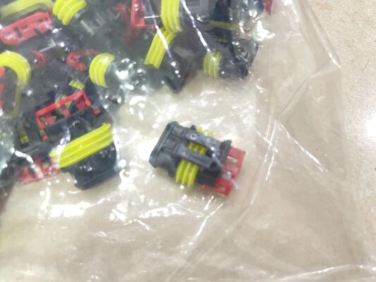 282087-1 4 Posición 2.5 mm Pitch Wire-to-Board Receptacle Crimp Housing Friction Lock Panel Mount Polarizado UL 94V-0 4.5A Calificación para la distribución de energía e industrial